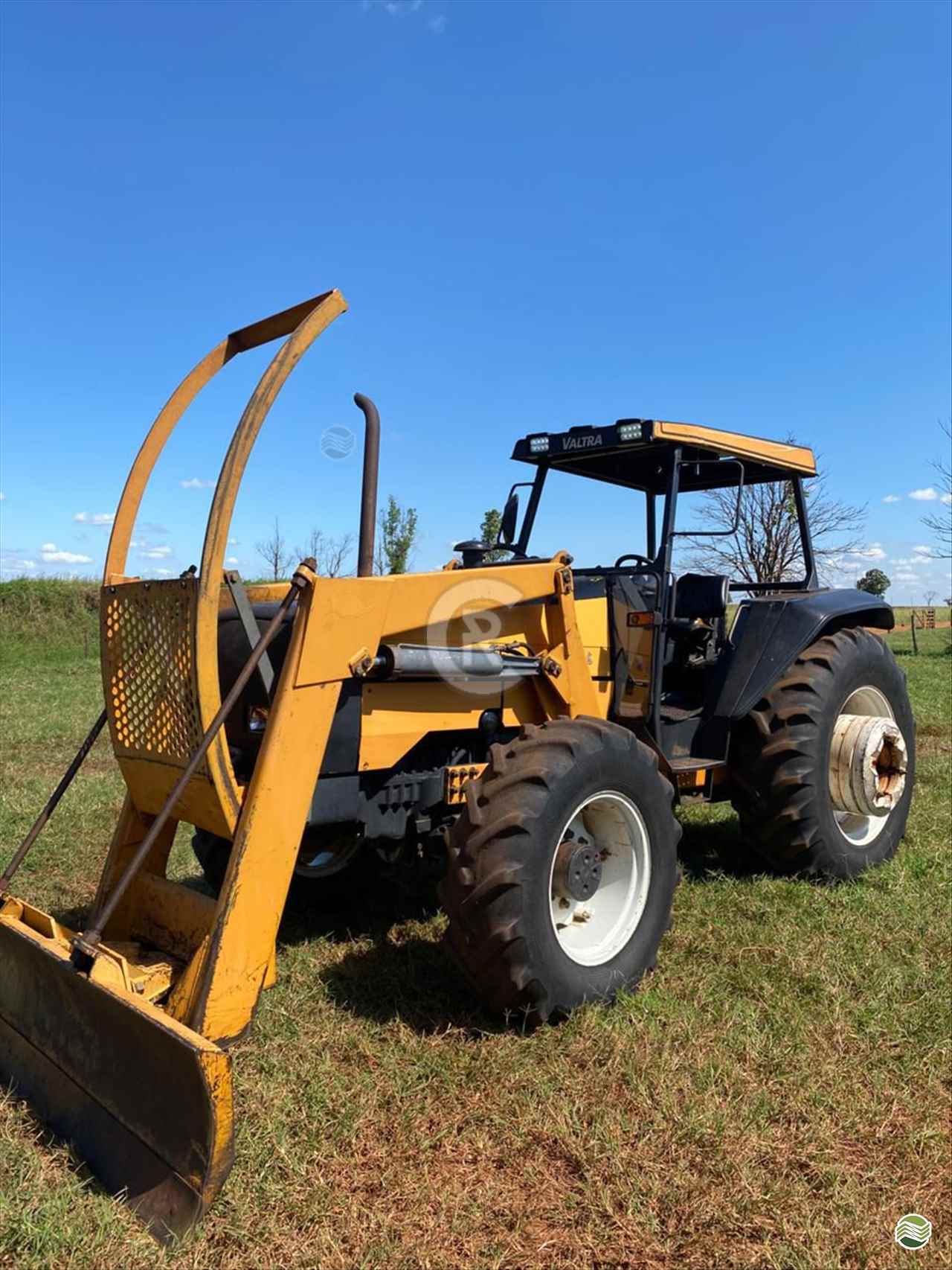 TRATOR VALTRA VALTRA 985 Tração 4x4 CR Máquinas Agrícolas CASSILANDIA MATO GROSSO DO SUL MS